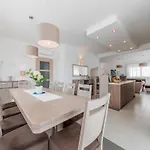 Classic Four Bedroom With Sea View And Private Pool 3 别墅 *