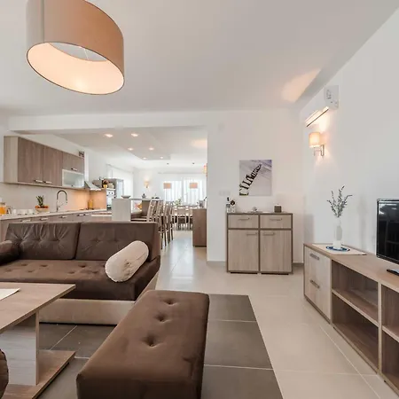 Classic Four Bedroom With Sea View And Private Pool 3