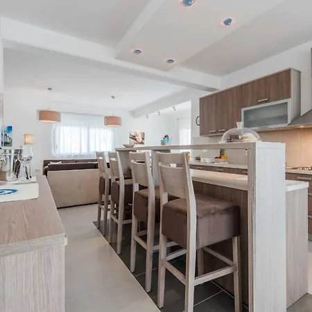 Vila Classic Four Bedroom With Sea View And Private Pool 3 Debeljak
