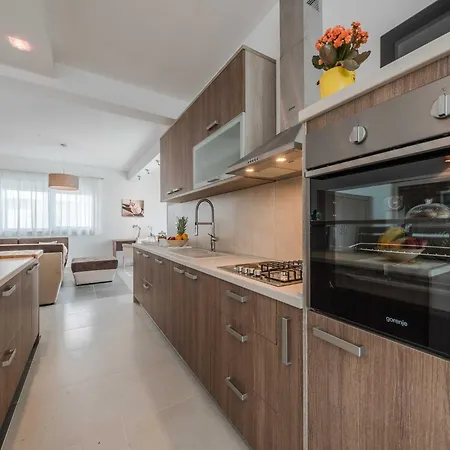 Vila Classic Four Bedroom With Sea View And Private Pool 3