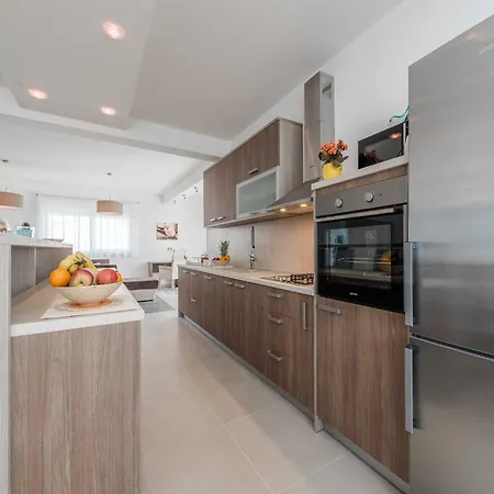Classic Four Bedroom With Sea View And Private Pool 3 * Debeljak