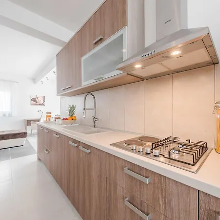 Vila Classic Four Bedroom With Sea View And Private Pool 3 Debeljak