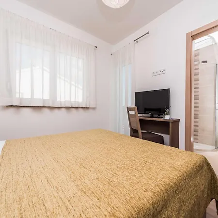 Classic Four Bedroom With Sea View And Private Pool 3 Vila Debeljak