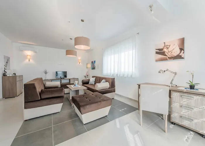 Classic Four Bedroom With Sea View And Private Pool 3 וילה *