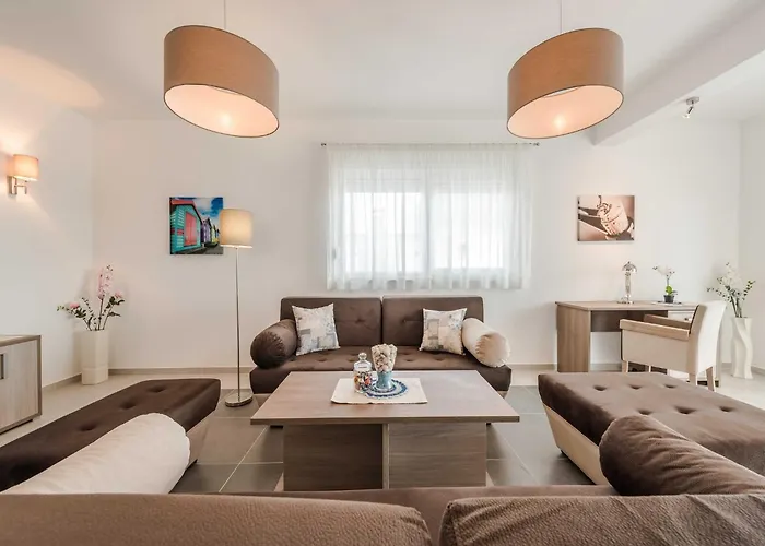 Classic Four Bedroom With Sea View And Private Pool 3 וילה *