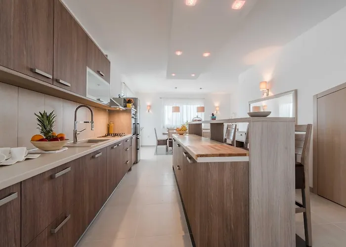 Classic Four Bedroom With Sea View And Private Pool 3 וילה