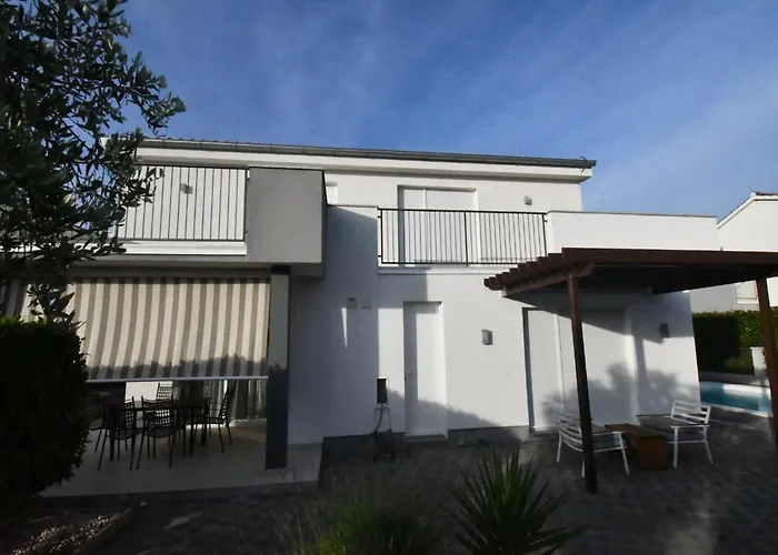 Classic Four Bedroom With Sea View And Private Pool 3 וילה