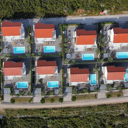 Classic Four Bedroom With Sea View And Private Pool 3 فيلة *