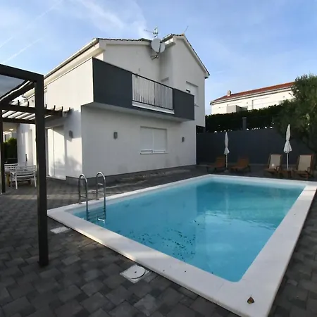 Villa Classic Four Bedroom With Sea View And Private Pool 3