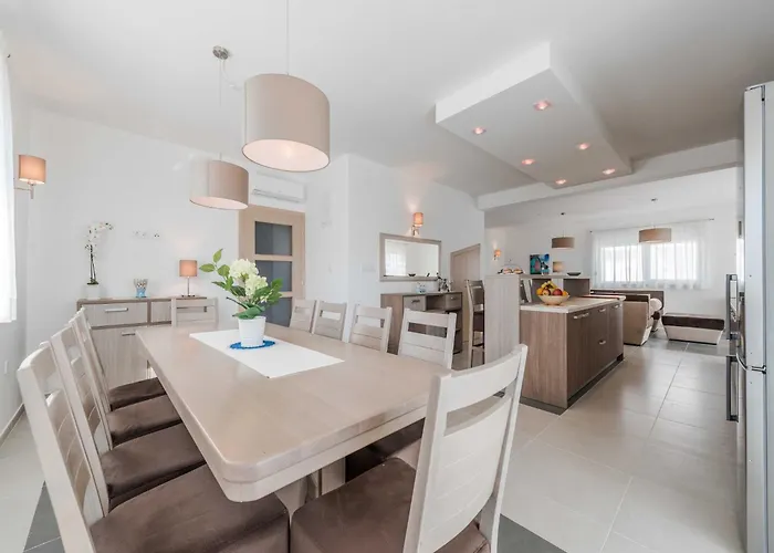 Classic Four Bedroom With Sea View And Private Pool 3 Вилла *