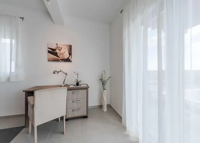 فيلة Classic Four Bedroom With Sea View And Private Pool 3