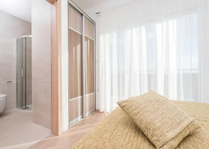 Classic Four Bedroom With Sea View And Private Pool 3 فيلة *