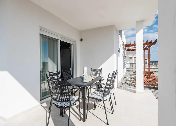 Classic Four Bedroom With Sea View And Private Pool 3 * Debeljak