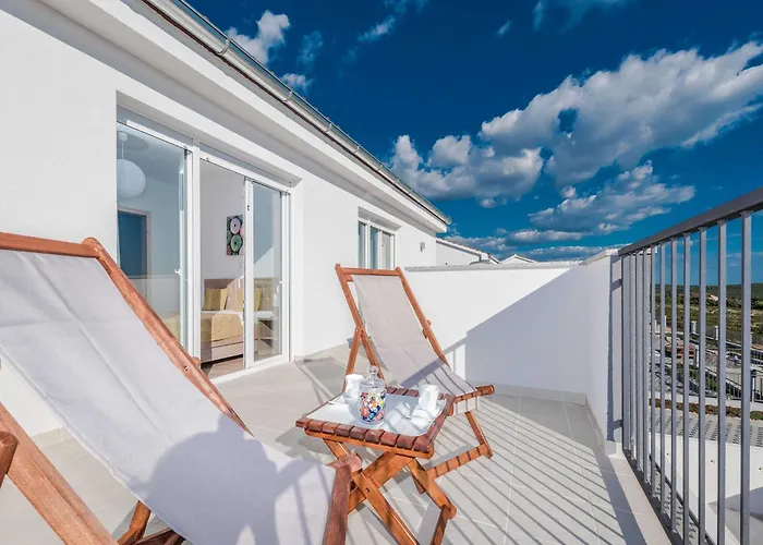 Classic Four Bedroom With Sea View And Private Pool 3 فيلة *