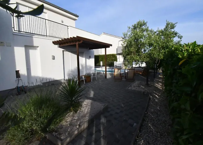 Classic Four Bedroom With Sea View And Private Pool 3 فيلة *