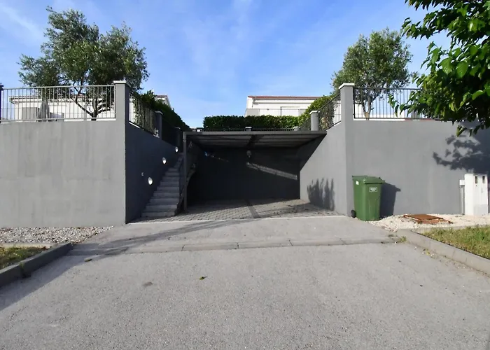 Classic Four Bedroom With Sea View And Private Pool 3 فيلة *