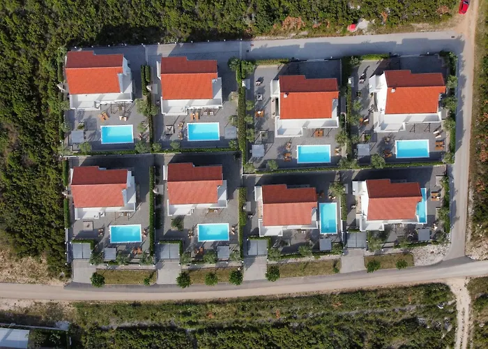 Classic Four Bedroom With Sea View And Private Pool 3 فيلة *