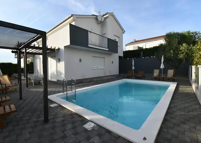 فيلة Classic Four Bedroom With Sea View And Private Pool 3